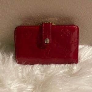68 Louis Vuitton Vernis Kisslock Red Wallet